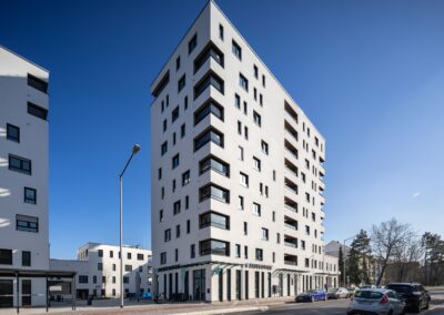 Professionelle Architektur-Foto-Außenaufnahme eines Mehrfamilienhauses – hier Straßenansicht