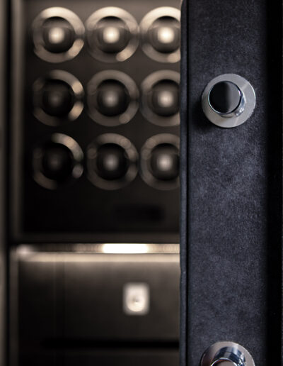 Detailfoto Innen eines schwarzen Luxus-Tresors