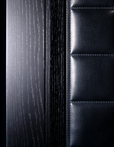 Detailfoto Leder eines schwarzen Luxus-Tresors