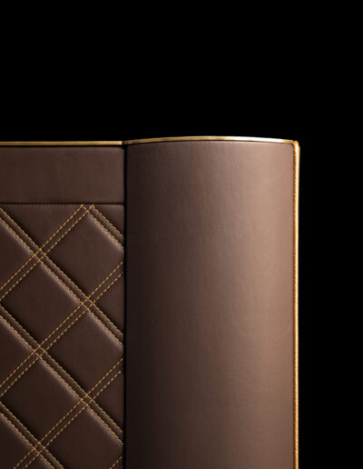 Ein brauner Luxus-Tresor mit handwerklicher Ledernaht – Detail Leder
