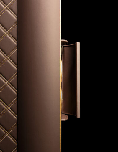Ein brauner Luxus-Tresor mit handwerklicher Ledernaht – Detail Leder & Türchen