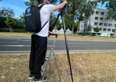 Sebastian (Mitarbeiter) beim Scharfstellen an der Kamera