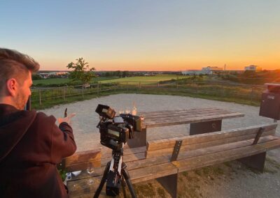 Foto eines Shootings mit professioneller Videokamera im Sonnenuntergang