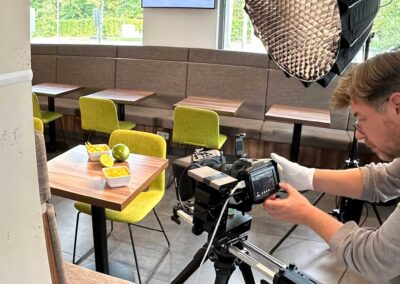 Foto eines Shootings mit professioneller Videokamera - Product Shot / Food Video
